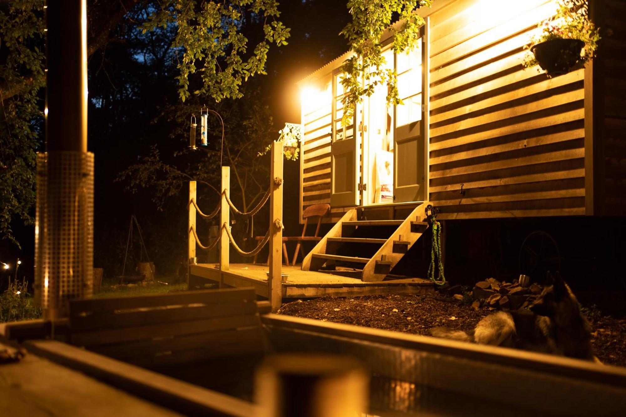 Отель Somerset Shepherds Huts Winsham Экстерьер фото